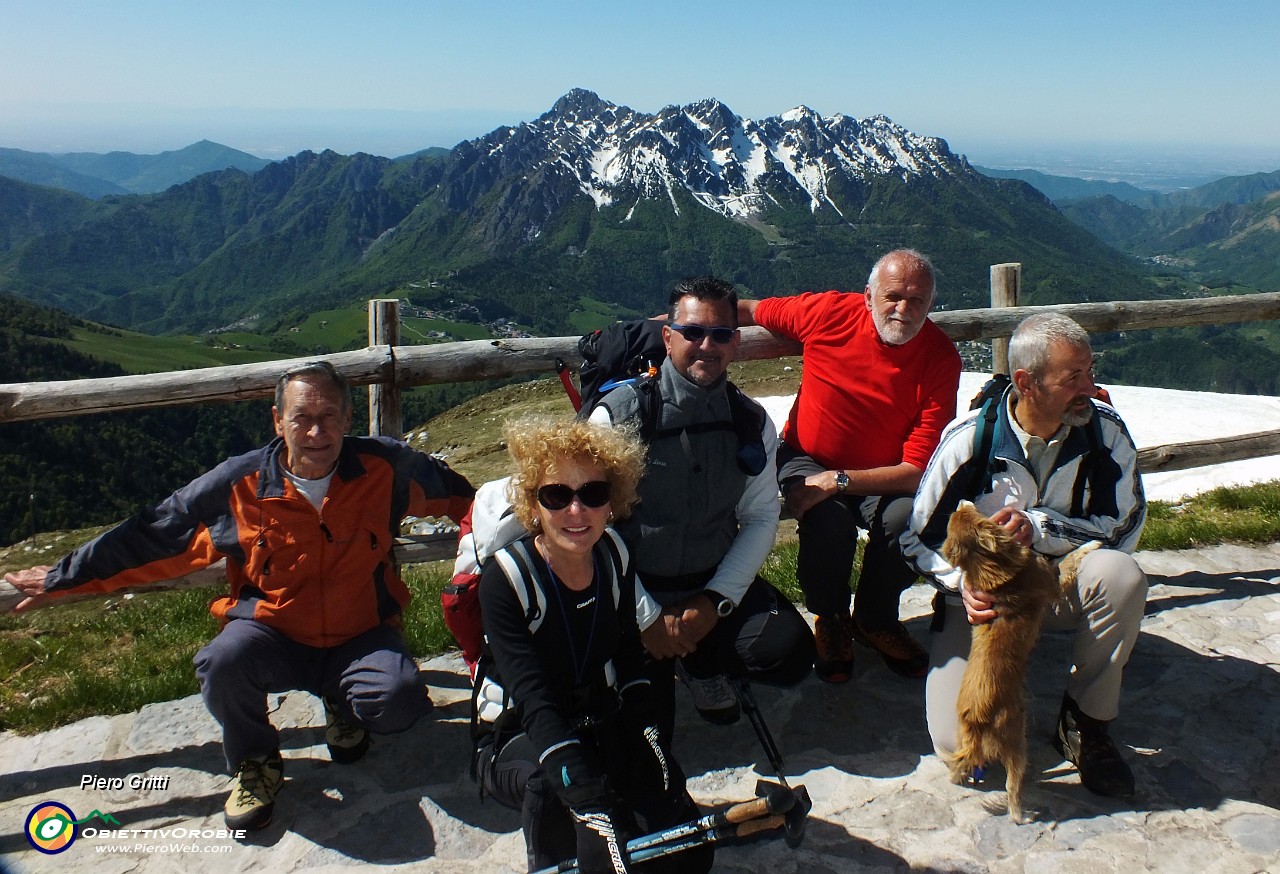 18 Con amici escursionisti e l'Alben da sfondo.JPG